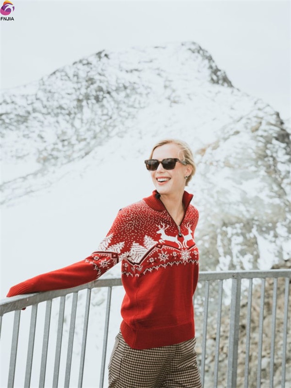 Рождественский свитер из леса красных оленей