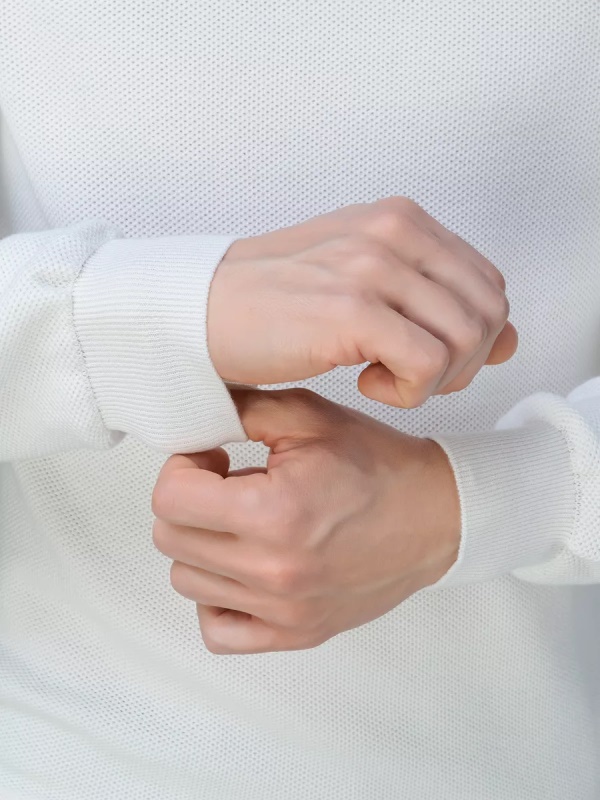 Однотонный белый свитер с круглым вырезом