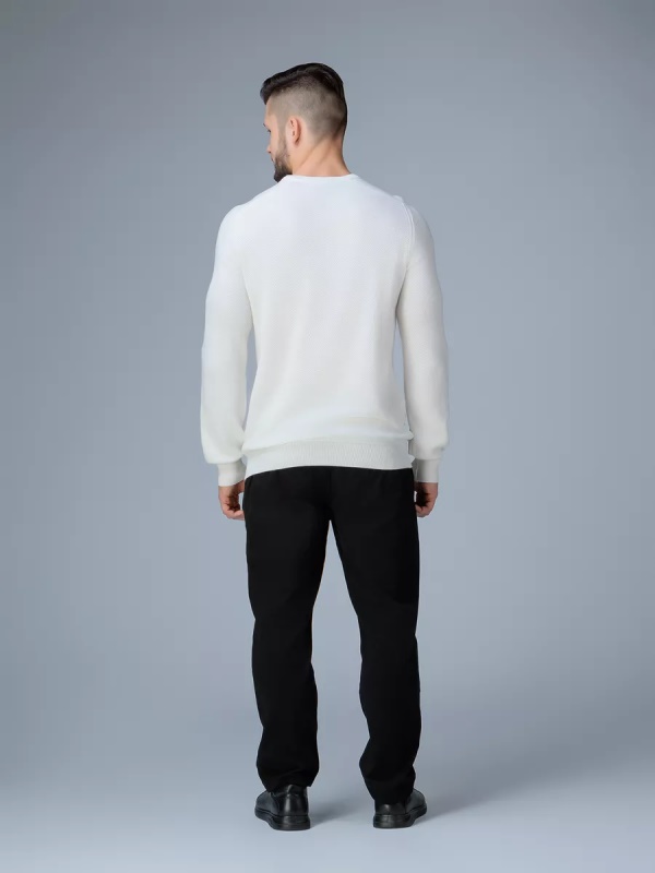 Однотонный белый свитер с круглым вырезом