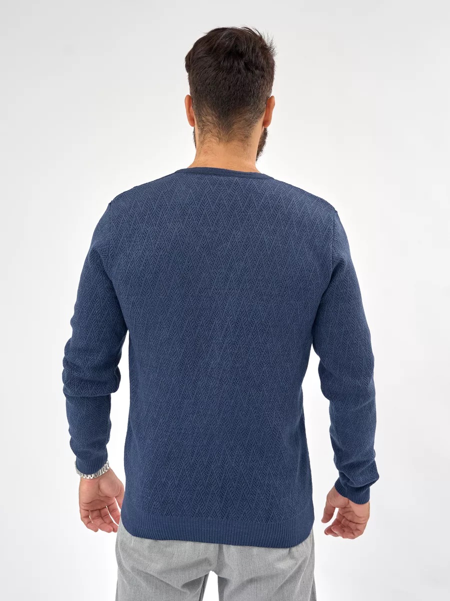 Однотонный синий свитер с V-образным вырезом