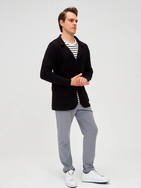 Однотонный черный свитер-кардиган на пуговицах