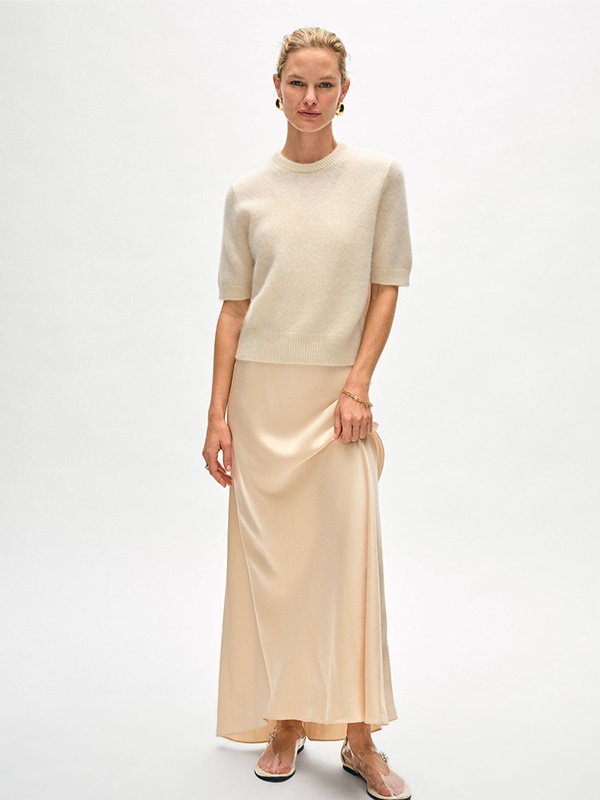 Летний женский свитер с круглым вырезом из миндального молока