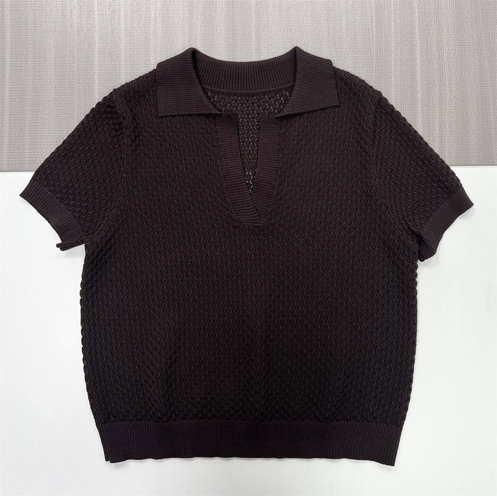 Сшитая на заказ трикотажная рубашка поло FNJIA с открытым воротом и короткими рукавами и v-образным вырезом