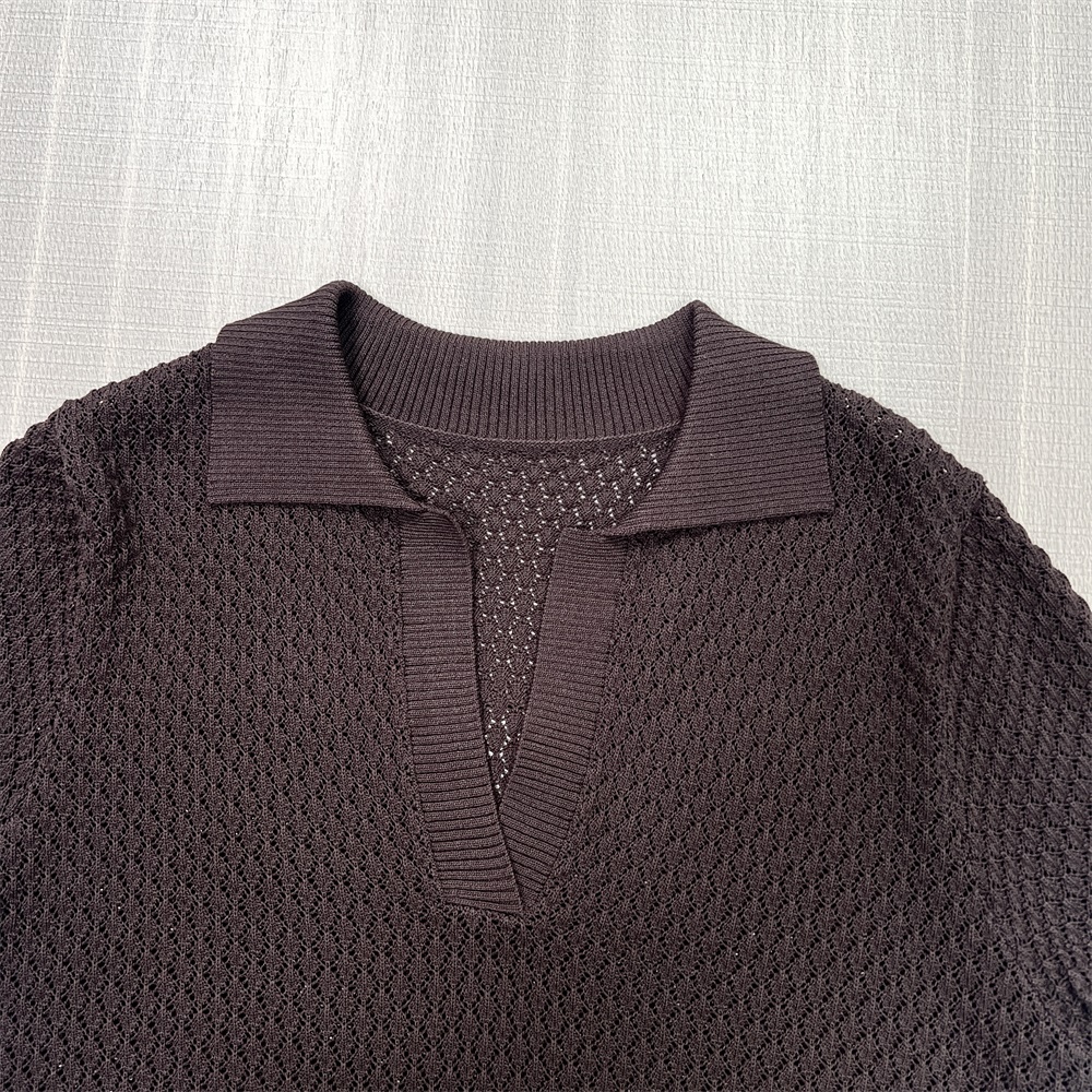 Сшитая на заказ трикотажная рубашка поло FNJIA с открытым воротом и короткими рукавами и v-образным вырезом