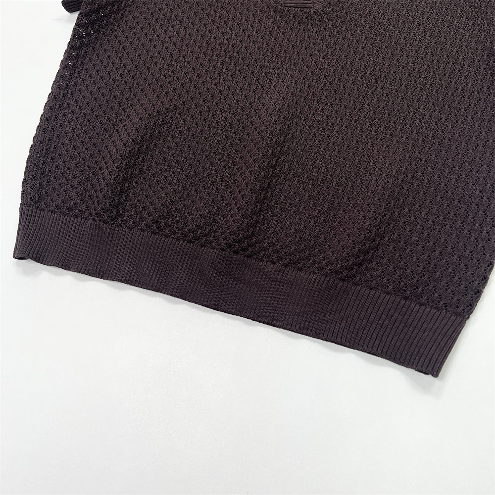 Сшитая на заказ трикотажная рубашка поло FNJIA с открытым воротом и короткими рукавами и v-образным вырезом