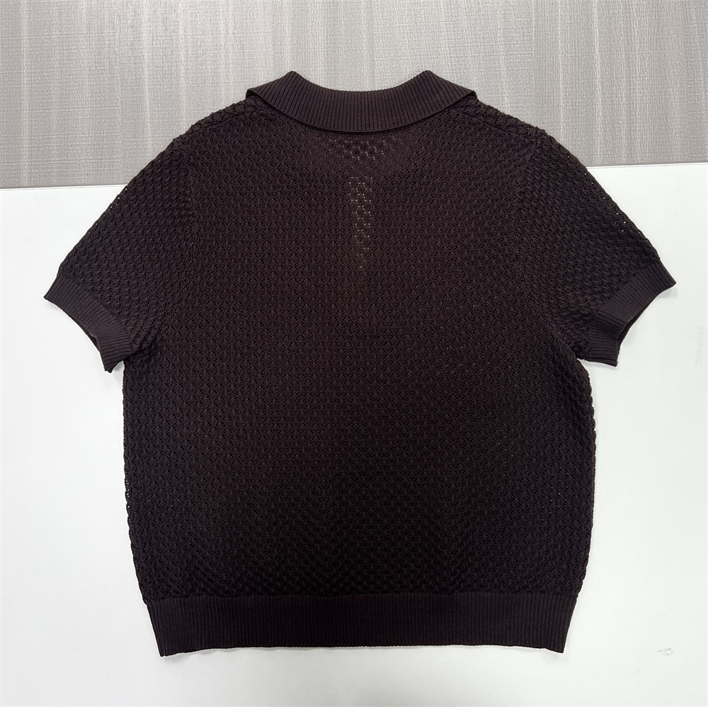 Сшитая на заказ трикотажная рубашка поло FNJIA с открытым воротом и короткими рукавами и v-образным вырезом