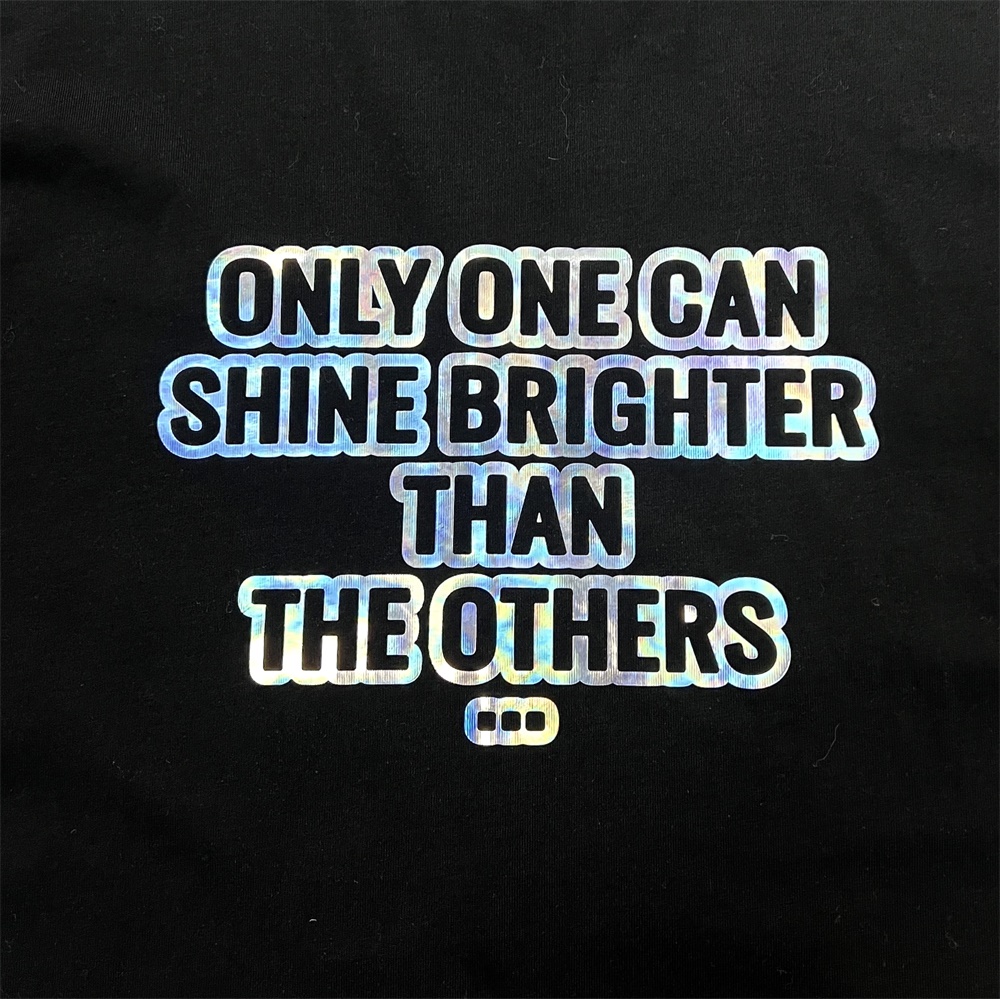 Изготовленная на заказ женская светоотражающая футболка с буквенным принтом и модным рисунком