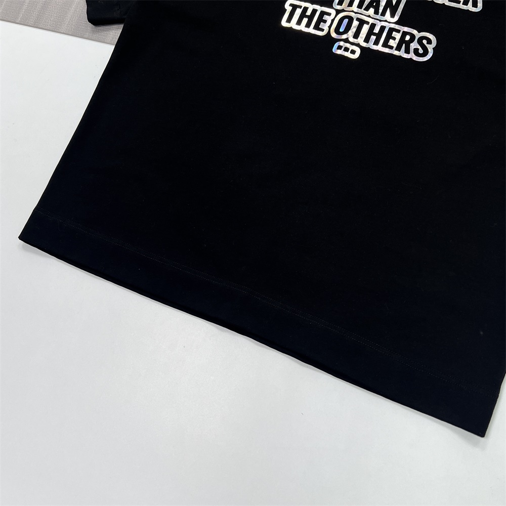 Изготовленная на заказ женская светоотражающая футболка с буквенным принтом и модным рисунком