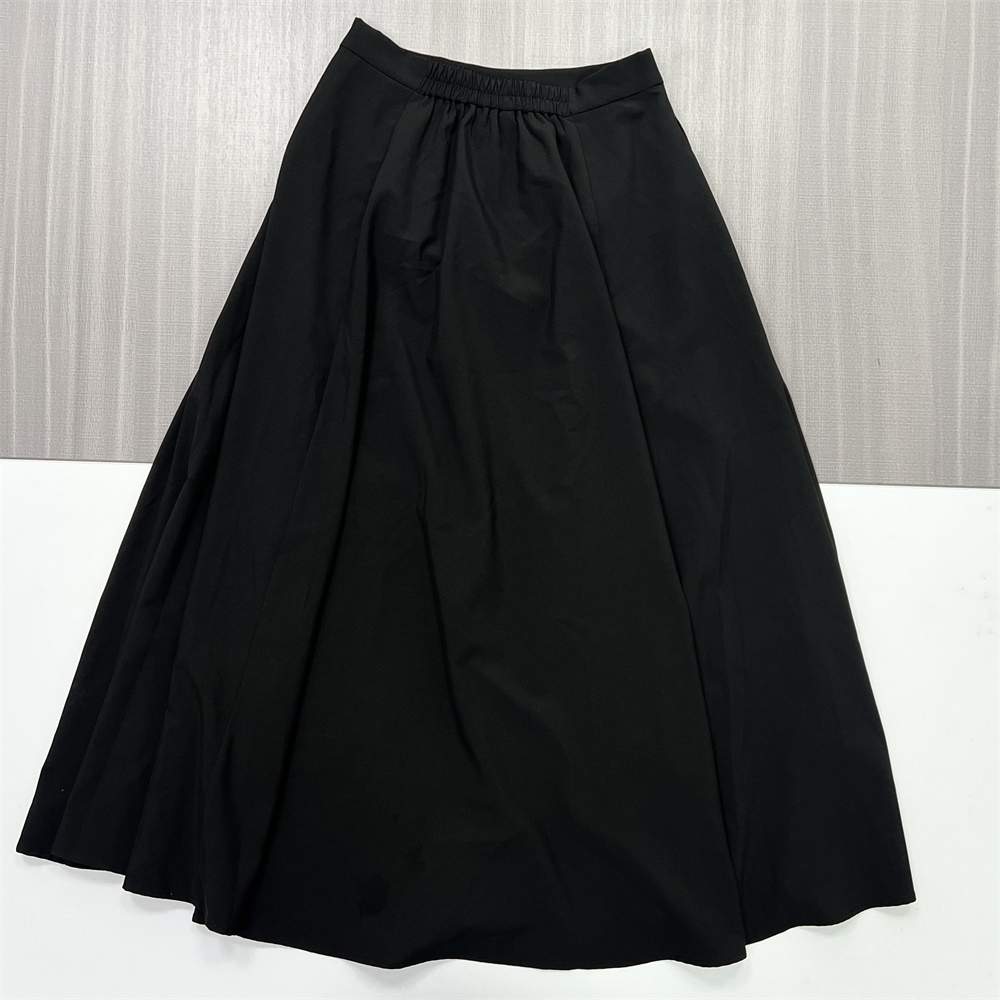 Изготовленное на заказ женское платье с длинной плиссированной юбкой