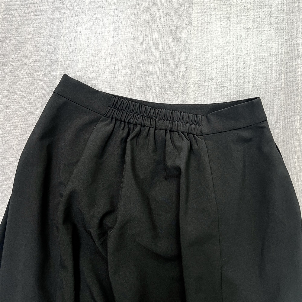 Изготовленное на заказ женское платье с длинной плиссированной юбкой