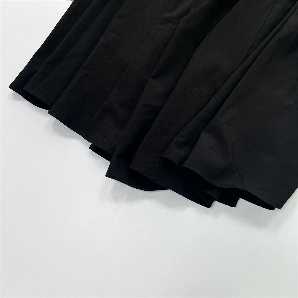 Изготовленное на заказ женское платье с длинной плиссированной юбкой