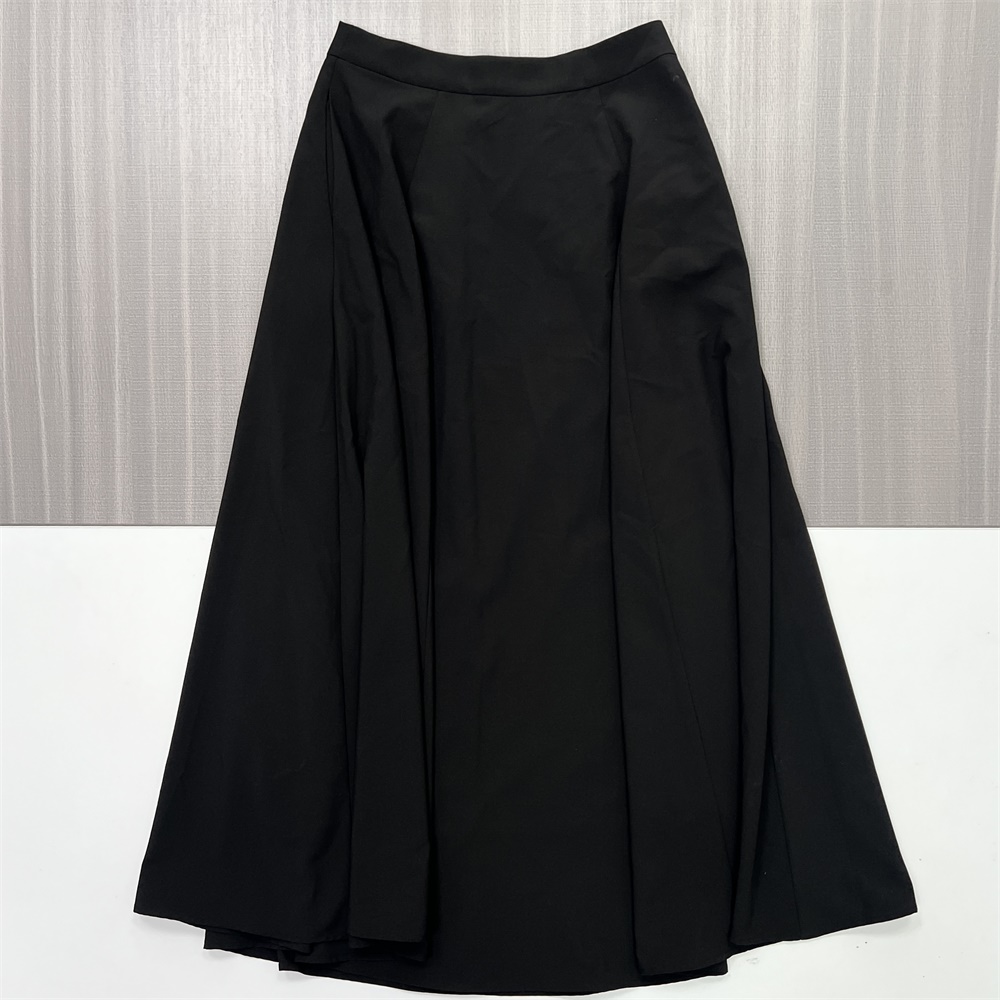 Изготовленное на заказ женское платье с длинной плиссированной юбкой