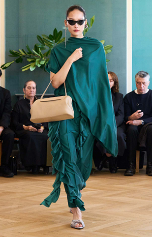 9 любимых дизайнов FNJIA на Неделе моды в Париже весной 2025 года. 9 любимых дизайнов FNJIA на Неделе моды в Париже весной 2025 года.