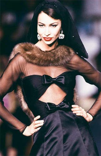 Самое модное платье в мире: праздничное платье Клаудии Шиффер от Valentino 1992 года. Самое модное платье в мире: праздничное платье Клаудии Шиффер от Valentino 1992 года.