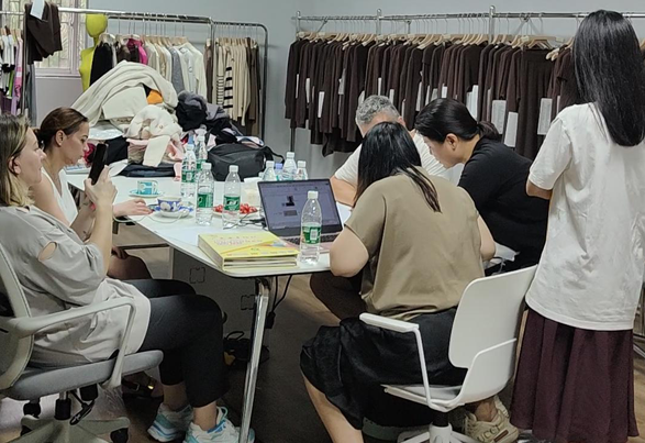 Сотрудничество с клиентами в действии: обсуждаем заказы на 2025 год и креативные решения Сотрудничество с клиентами в действии: обсуждаем заказы на 2025 год и креативные решения