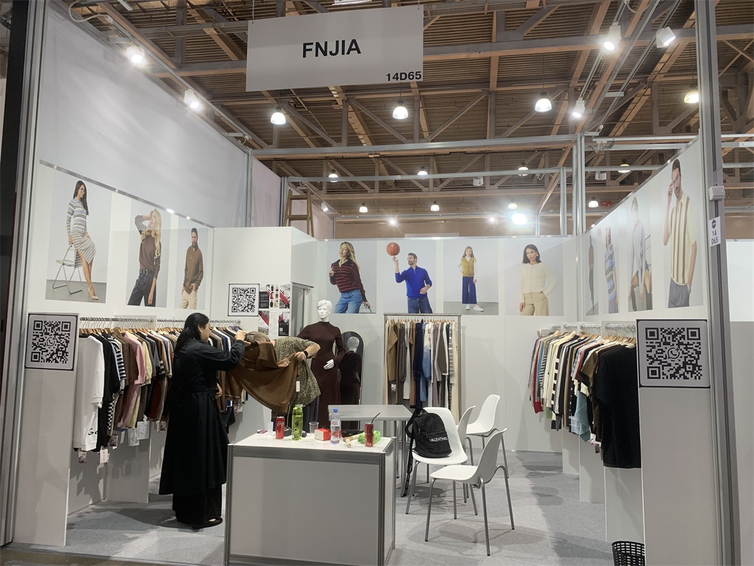 Команда FNJIA представляет последние коллекции одежды для клиентов из Восточной Европы на показе CPM в Москве!