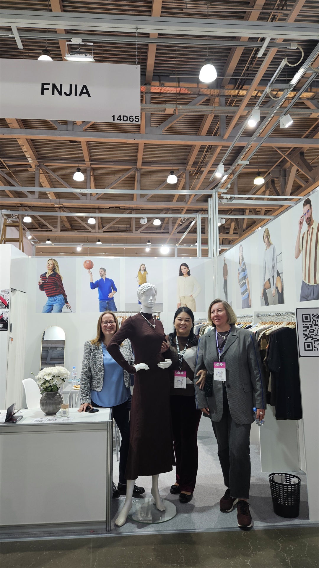 Команда FNJIA представляет последние коллекции одежды для клиентов из Восточной Европы на показе CPM Moscow Fashion Show!