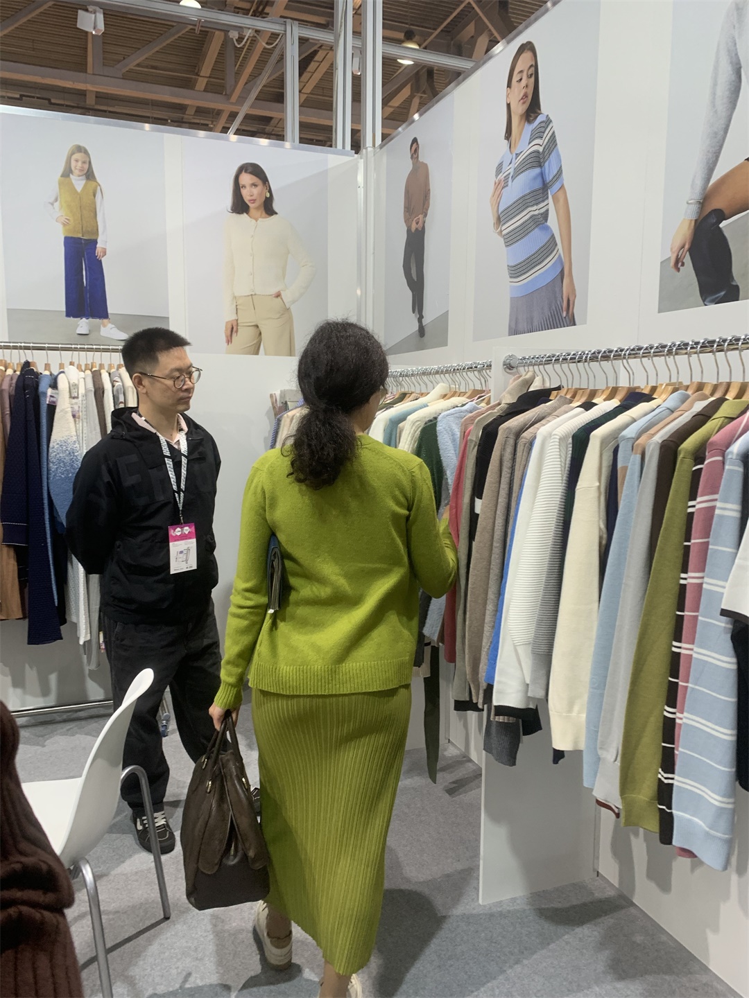 Команда FNJIA представляет последние коллекции одежды для клиентов из Восточной Европы на показе CPM Moscow Fashion Show!