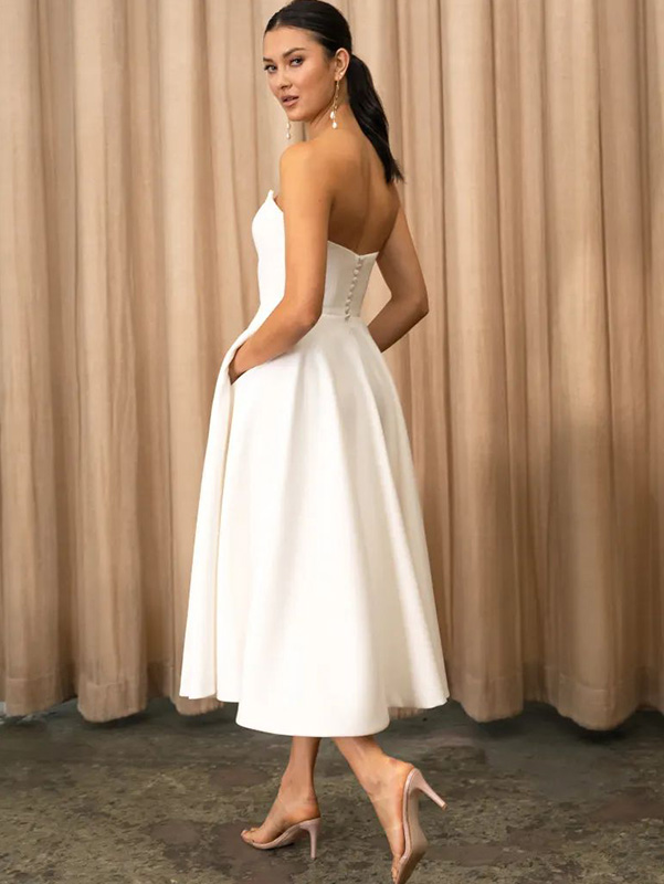 Женское миди-платье цвета слоновой кости без бретелек