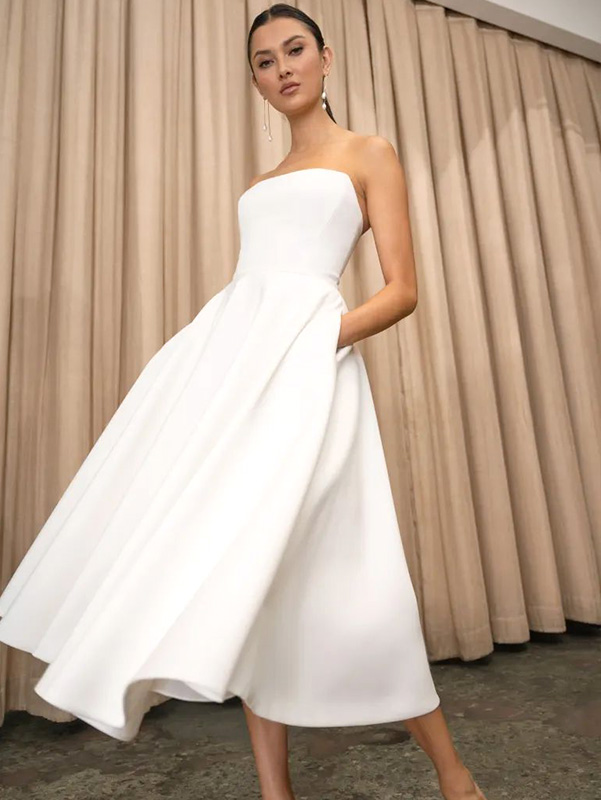 Женское миди-платье цвета слоновой кости без бретелек