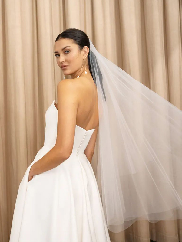 Женское миди-платье цвета слоновой кости без бретелек