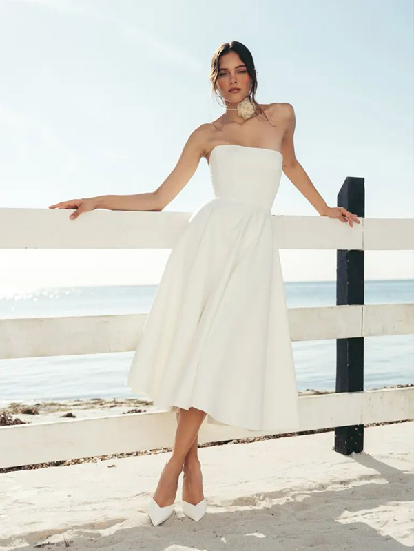 Женское миди-платье цвета слоновой кости без бретелек