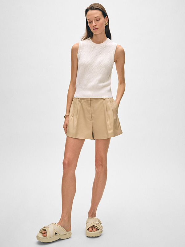 Женский вязаный жилет цвета слоновой кости в рубчик