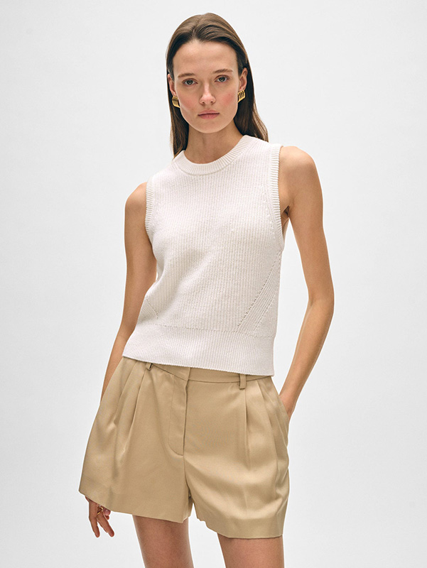 Женский вязаный жилет цвета слоновой кости в рубчик