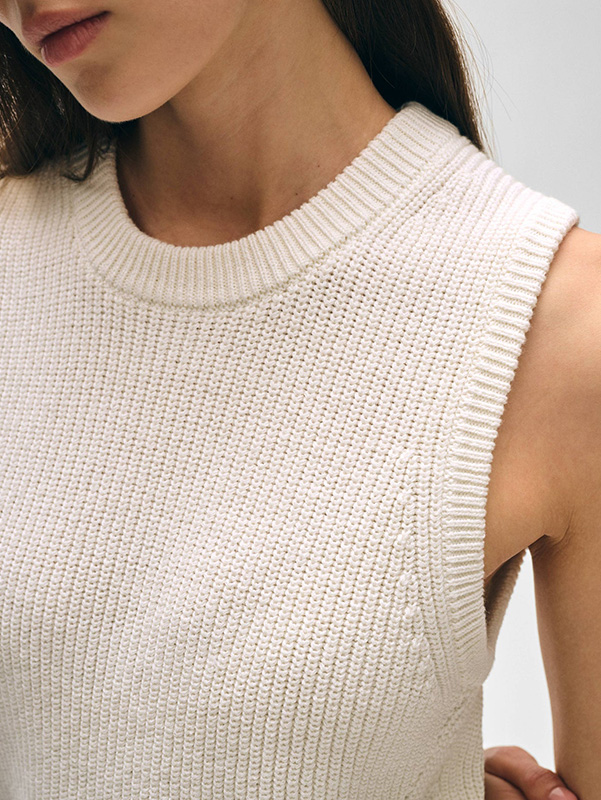 Женский вязаный жилет цвета слоновой кости в рубчик