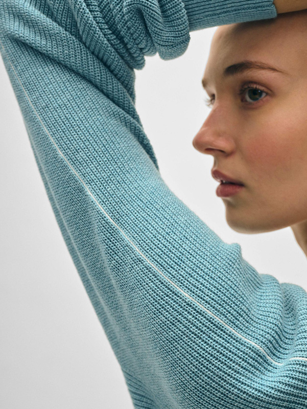 Женский синий однотонный свитер с V-образным вырезом