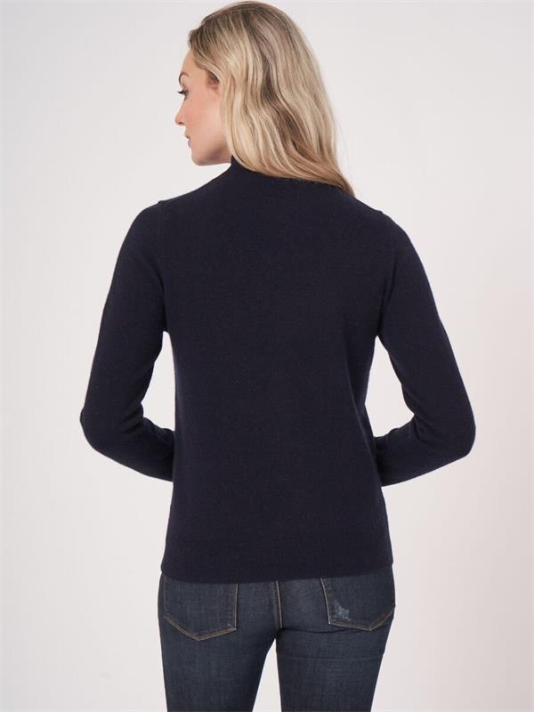 Простой черный свитер для женщин