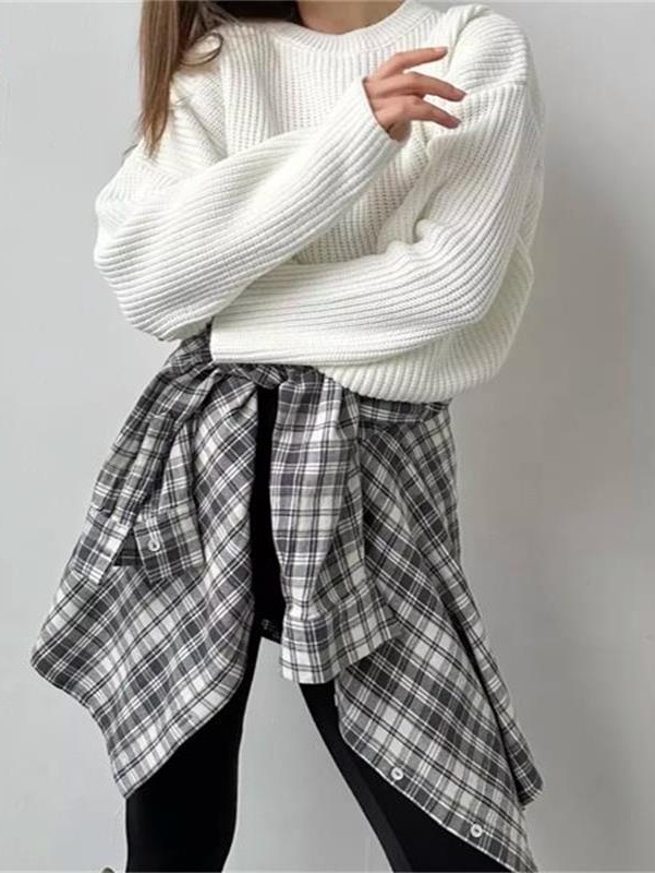 Белый модный свитер с круглым вырезом горловины