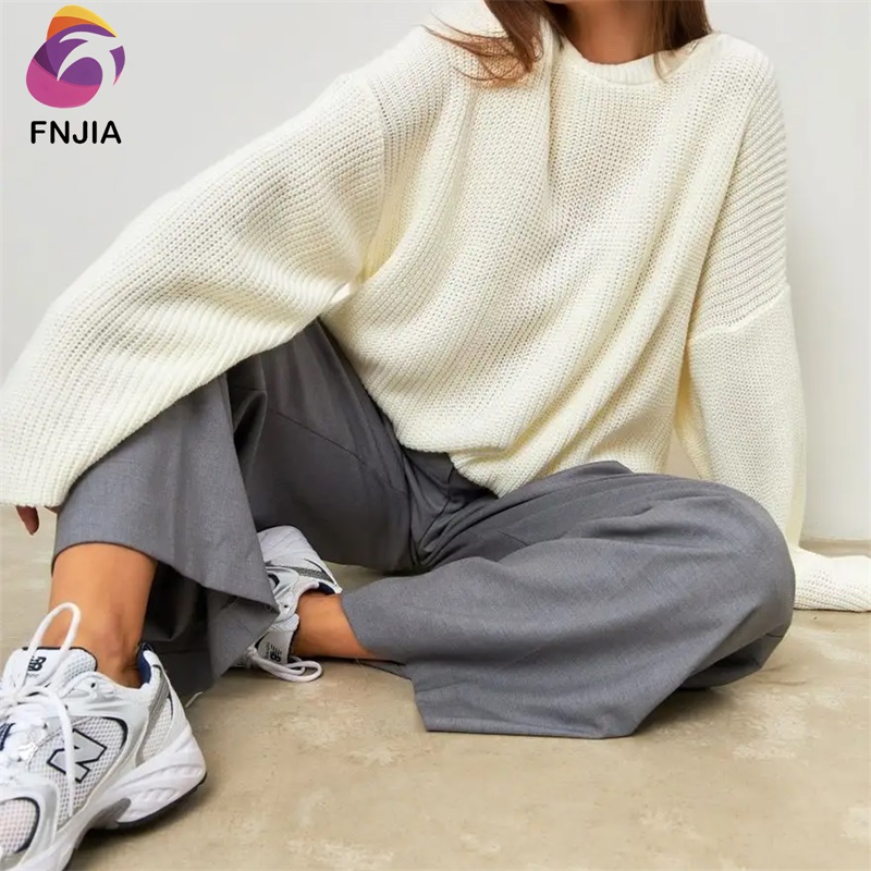 Белый модный свитер с круглым вырезом горловины