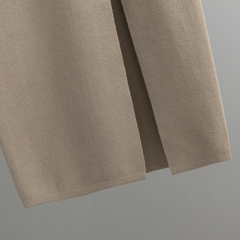 Однотонное платье с разрезом