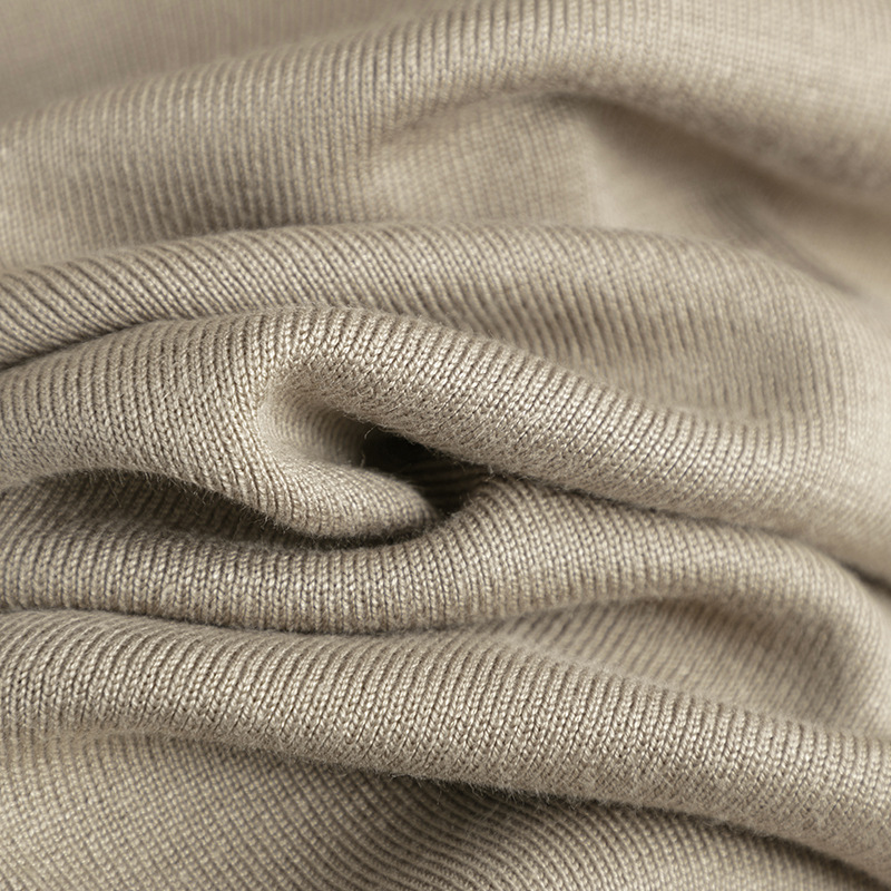 Однотонное платье с разрезом