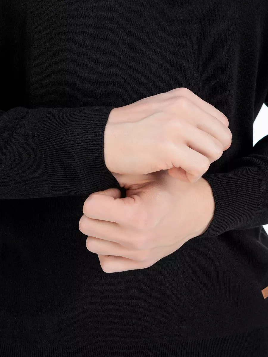 Однотонный черный свитер с V-образным вырезом