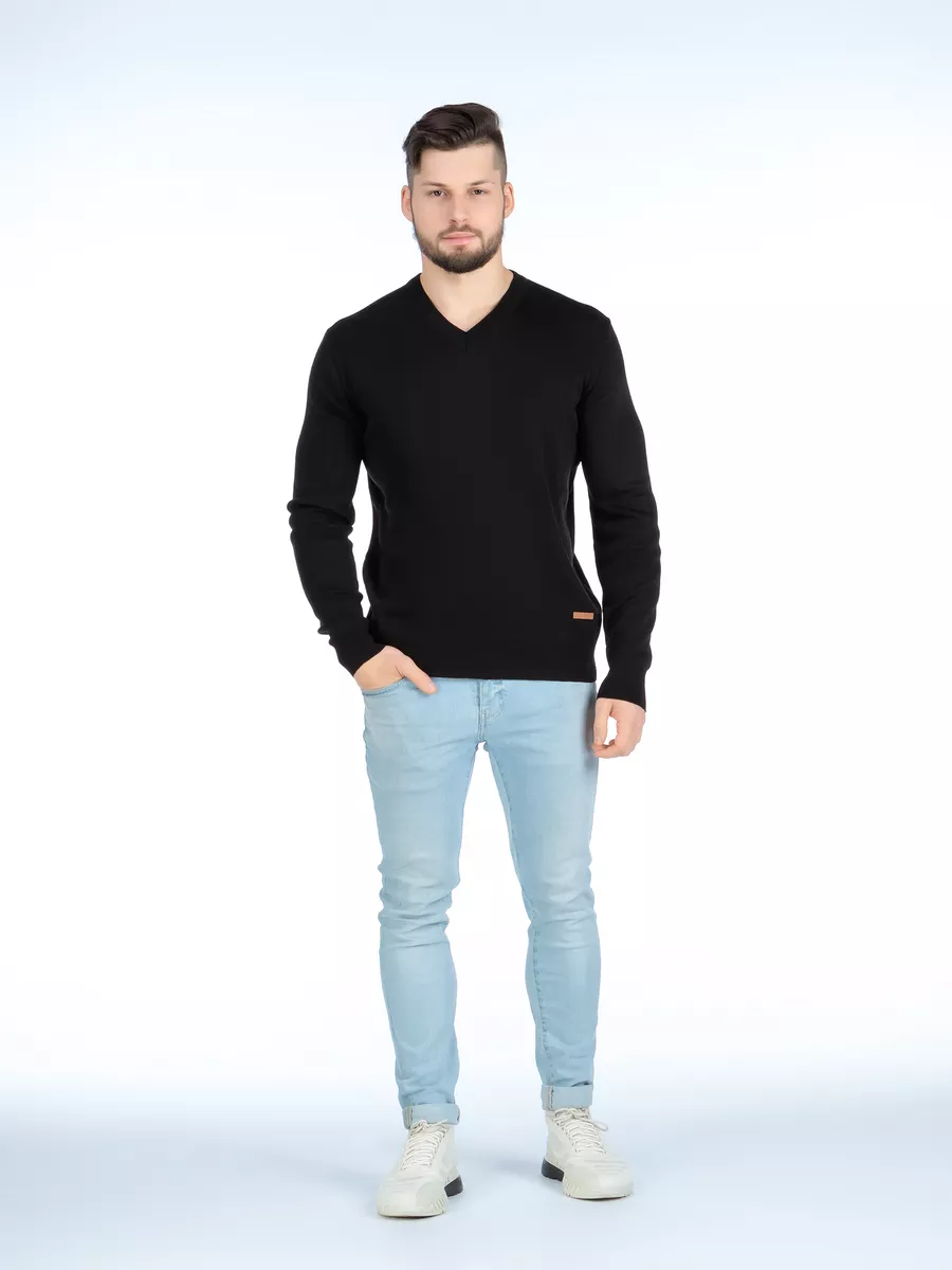 Однотонный черный свитер с V-образным вырезом