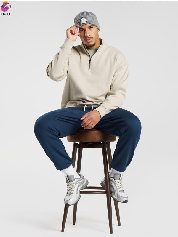 Бежевая толстовка на молнии