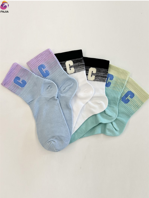 Модные индивидуальности в носках средней длины