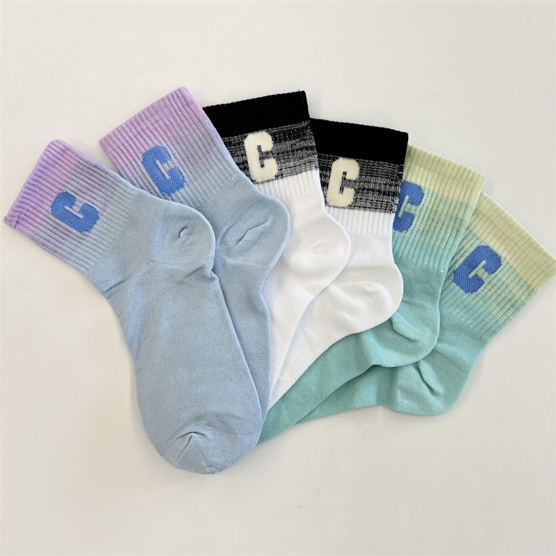 Модные индивидуальности в носках средней длины