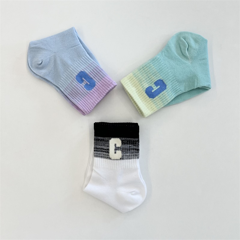 Модные индивидуальности в носках средней длины