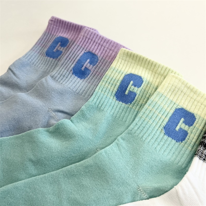 Модные индивидуальности в носках средней длины