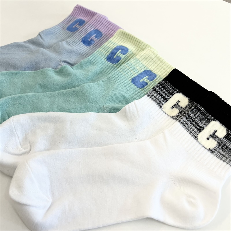 Модные индивидуальности в носках средней длины