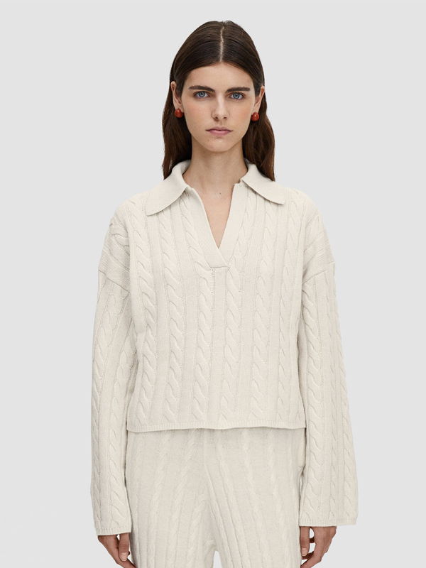 Женский шерстяной легкий свитер с заниженными плечами из плотной трикотажной ткани