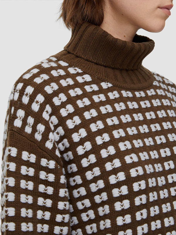 Женский вязаный свитер свободного кроя с высоким воротом в тяжелом весе