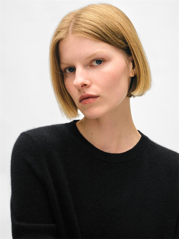 Черный однотонный вязаный весенний свитер-пуловер