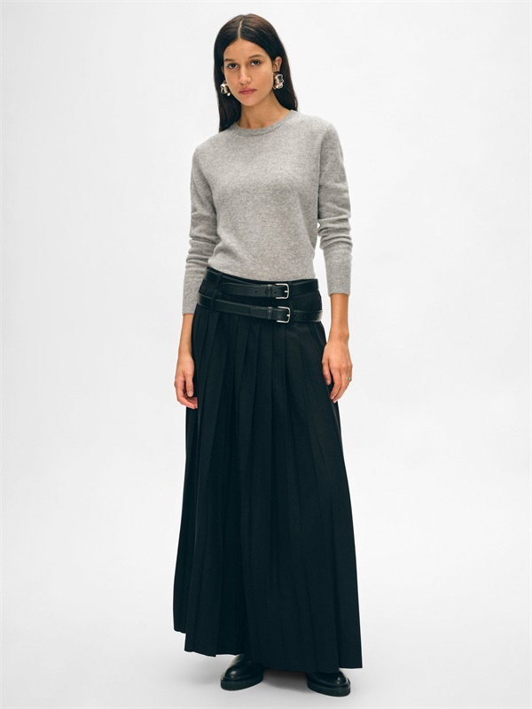 Серый весенний свитер-пуловер с круглым вырезом горловины