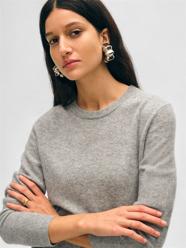 Серый весенний свитер-пуловер с круглым вырезом горловины