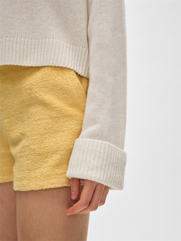 Бежево-белый однотонный шерстяной свитер с V-образным вырезом свитер