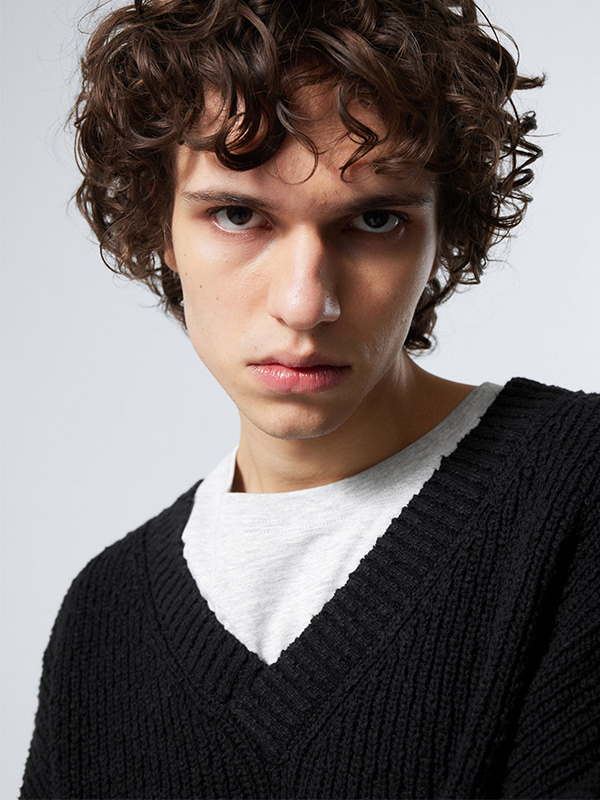 Изготовленный на заказ мужской вязаный свитер FNJIA с V-образным вырезом